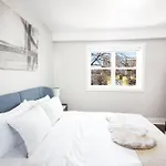 Stylish One Bedroom Unit On Corydon Free Parking