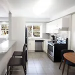 Stylish One Bedroom Unit On Corydon Free Parking