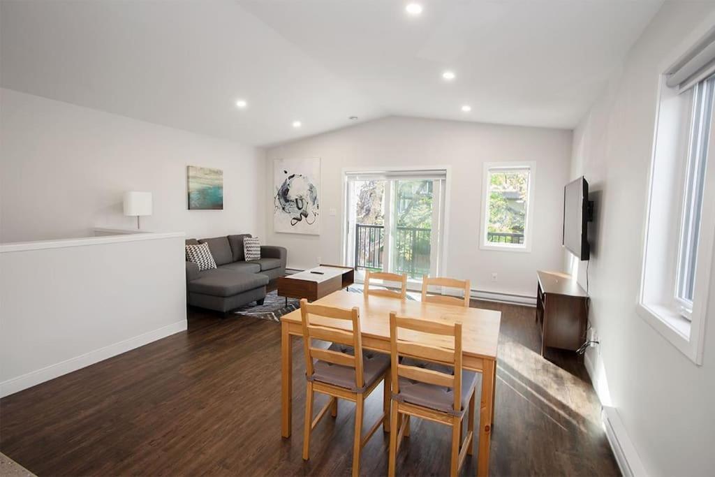 Gorgeous 2-bedrooms Duplex Upper Unit Holiday home