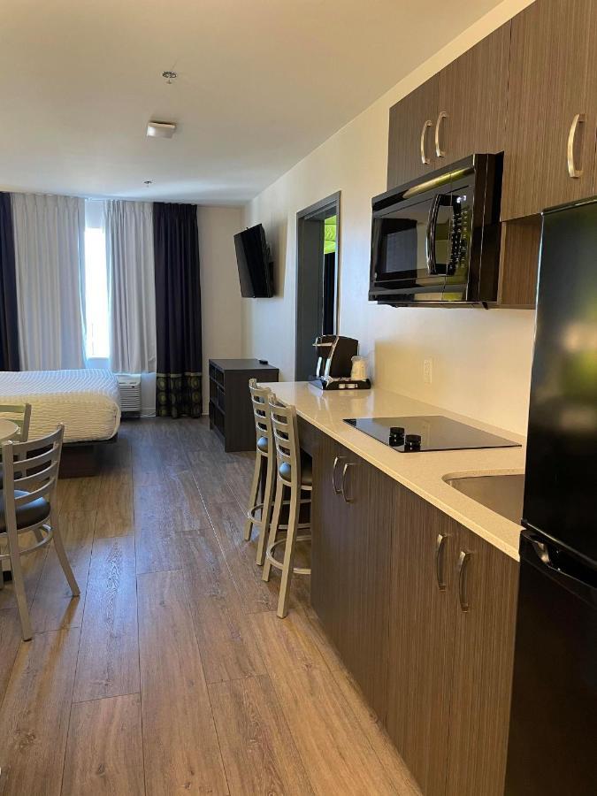 Super 8 By Wyndham East Mb Hotel