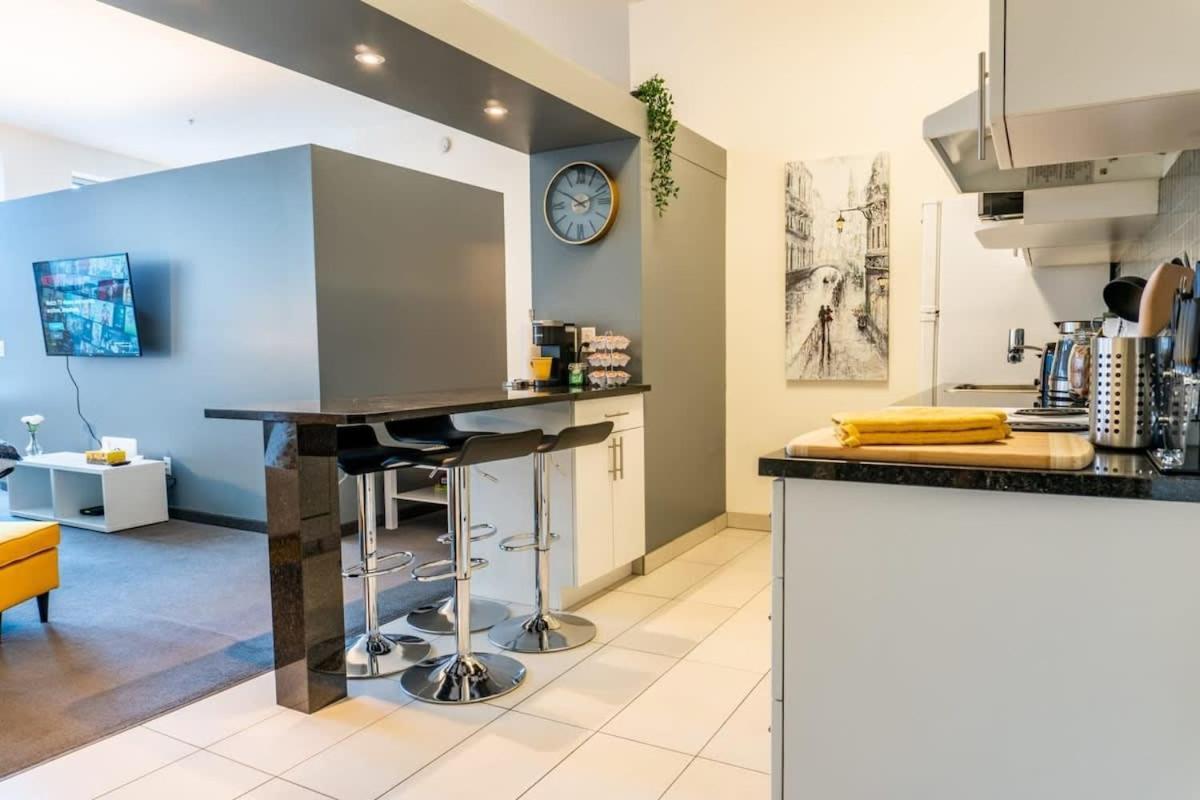 Apartamento New Listing Luxurious Downtown Loft Heated Parking Rooftop Patio Bbq Gym Coffee *