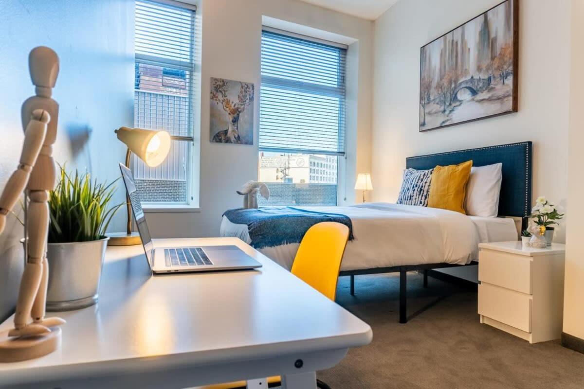 Apartamento New Listing Luxurious Downtown Loft Heated Parking Rooftop Patio Bbq Gym Coffee