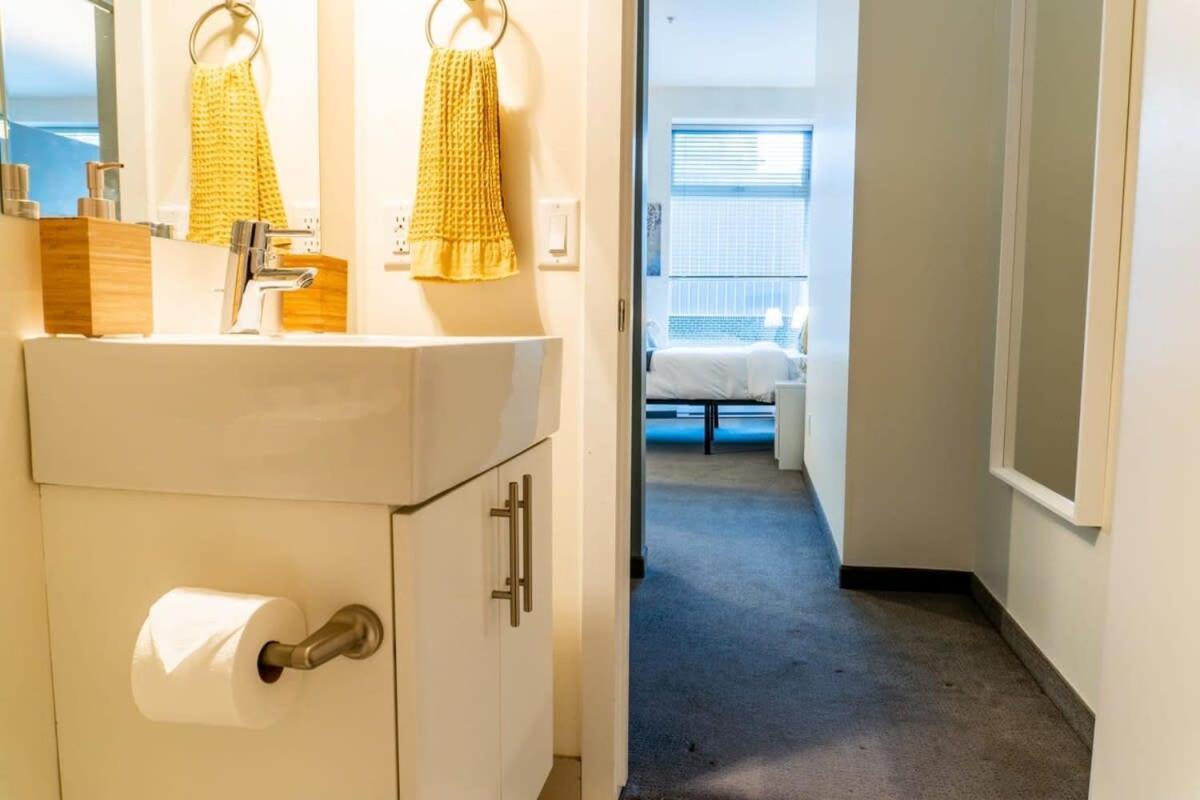 New Listing Luxurious Downtown Loft Heated Parking Rooftop Patio Bbq Gym Coffee *