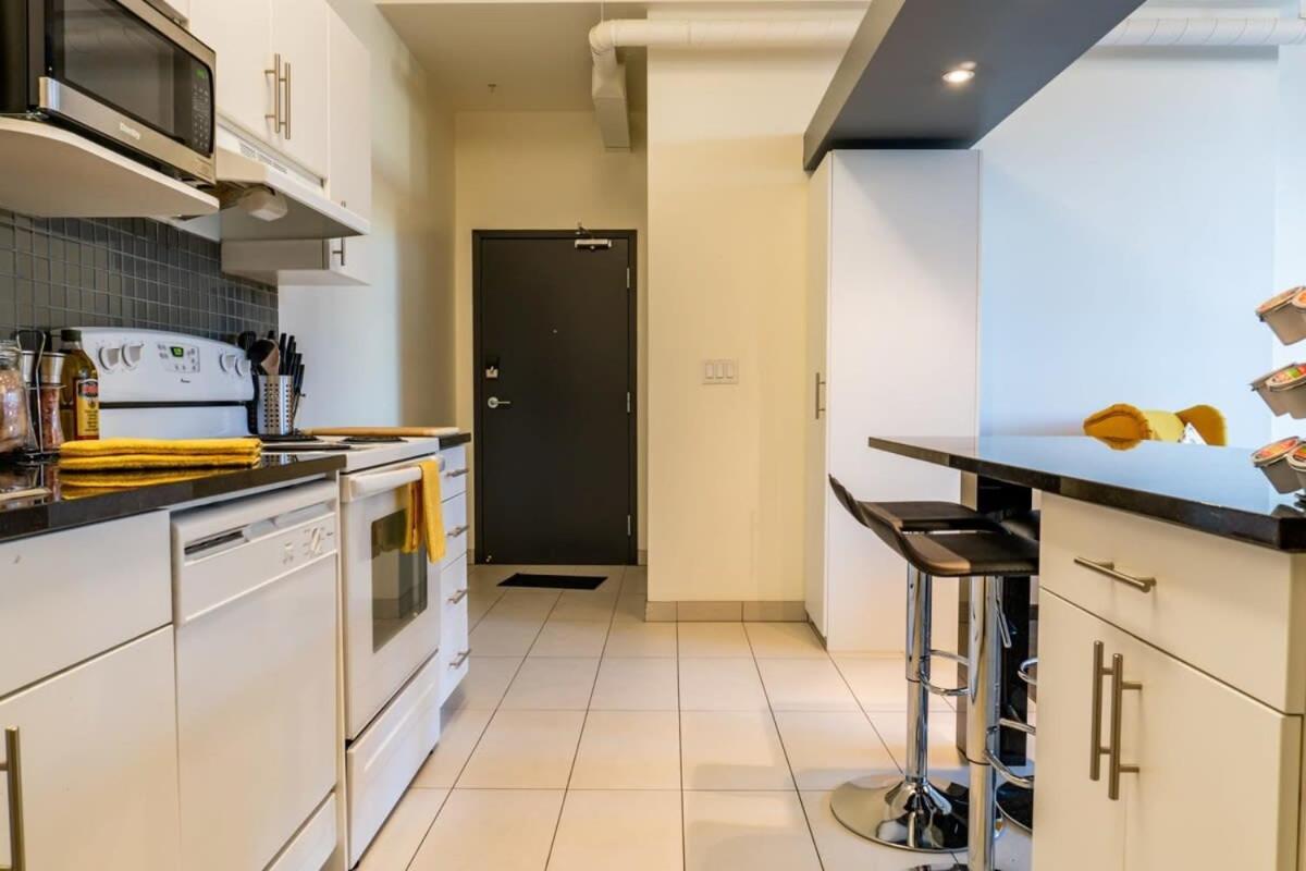 New Listing Luxurious Downtown Loft Heated Parking Rooftop Patio Bbq Gym Coffee * Winnipeg