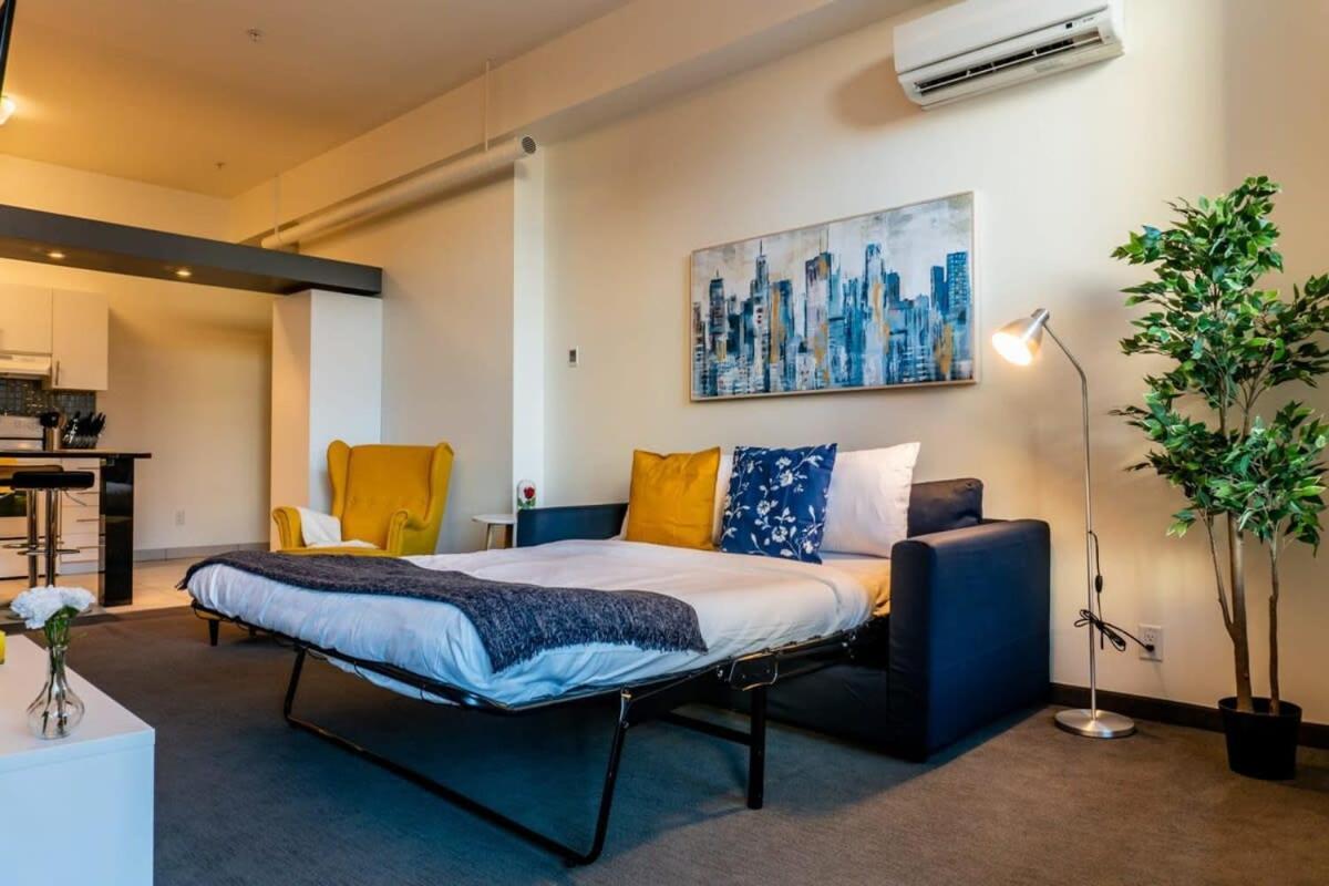 Apartment New Listing Luxurious Downtown Loft Heated Parking Rooftop Patio Bbq Gym Coffee *