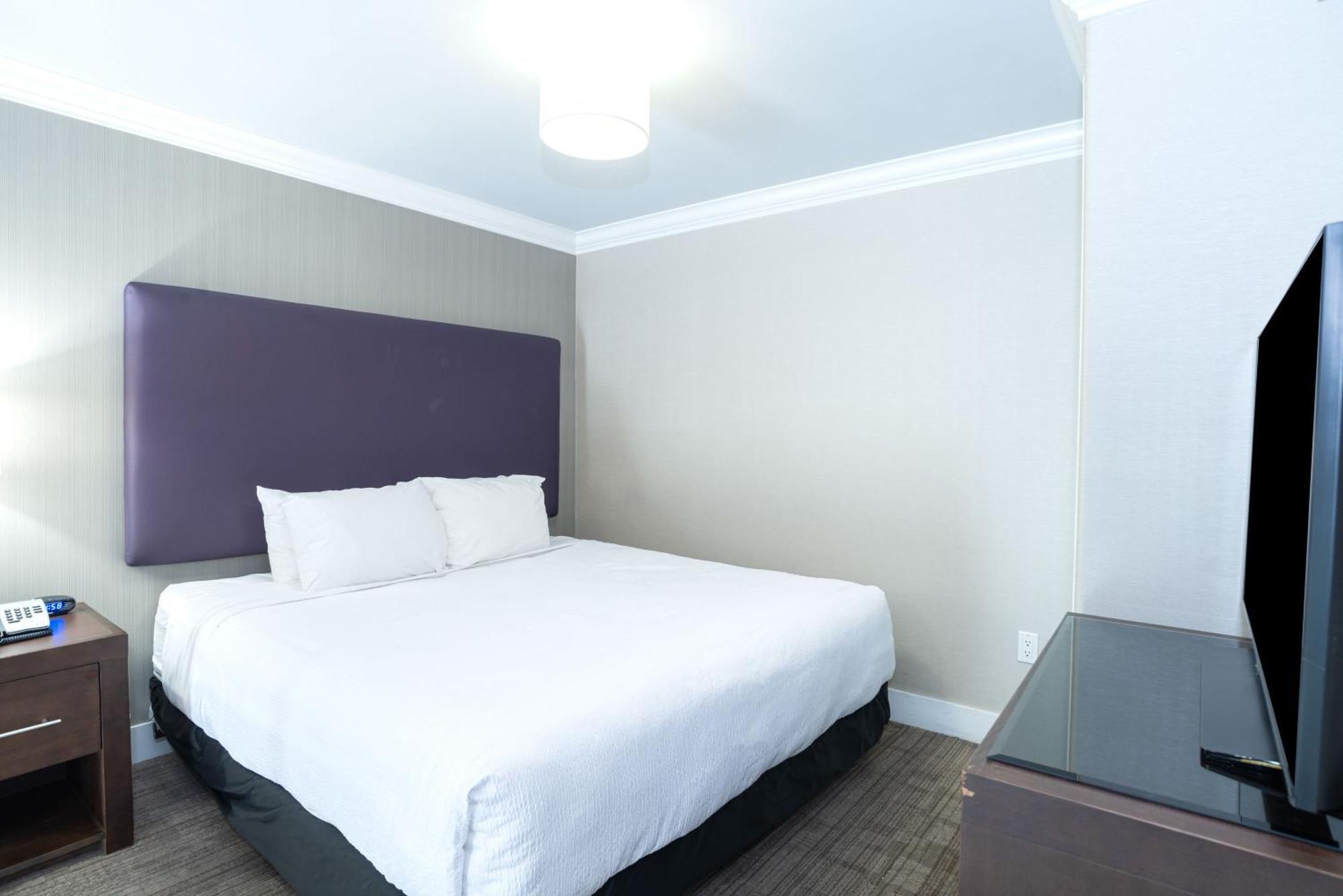 Hotel Sandman Signature Airport & 4*