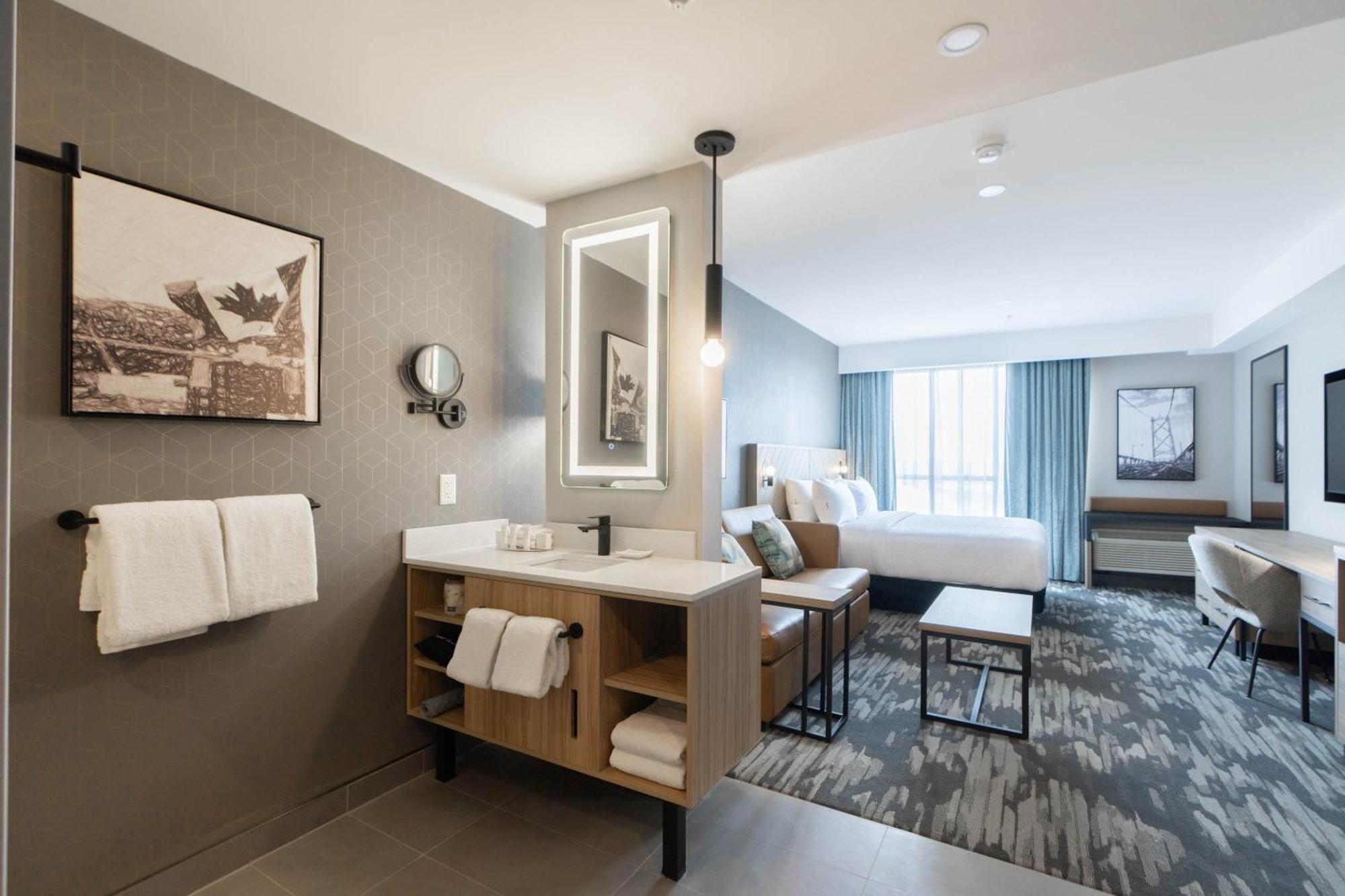 Hotel Sandman Signature Airport &