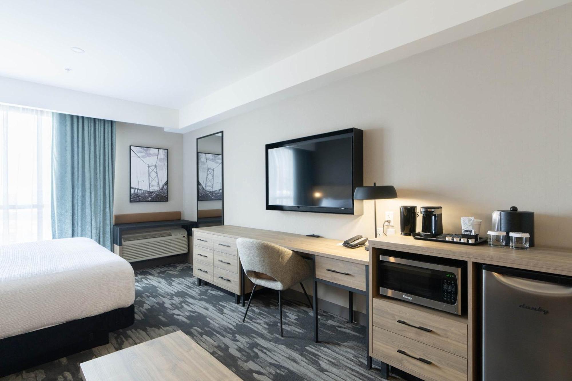 Hotel Sandman Signature Airport & 4*