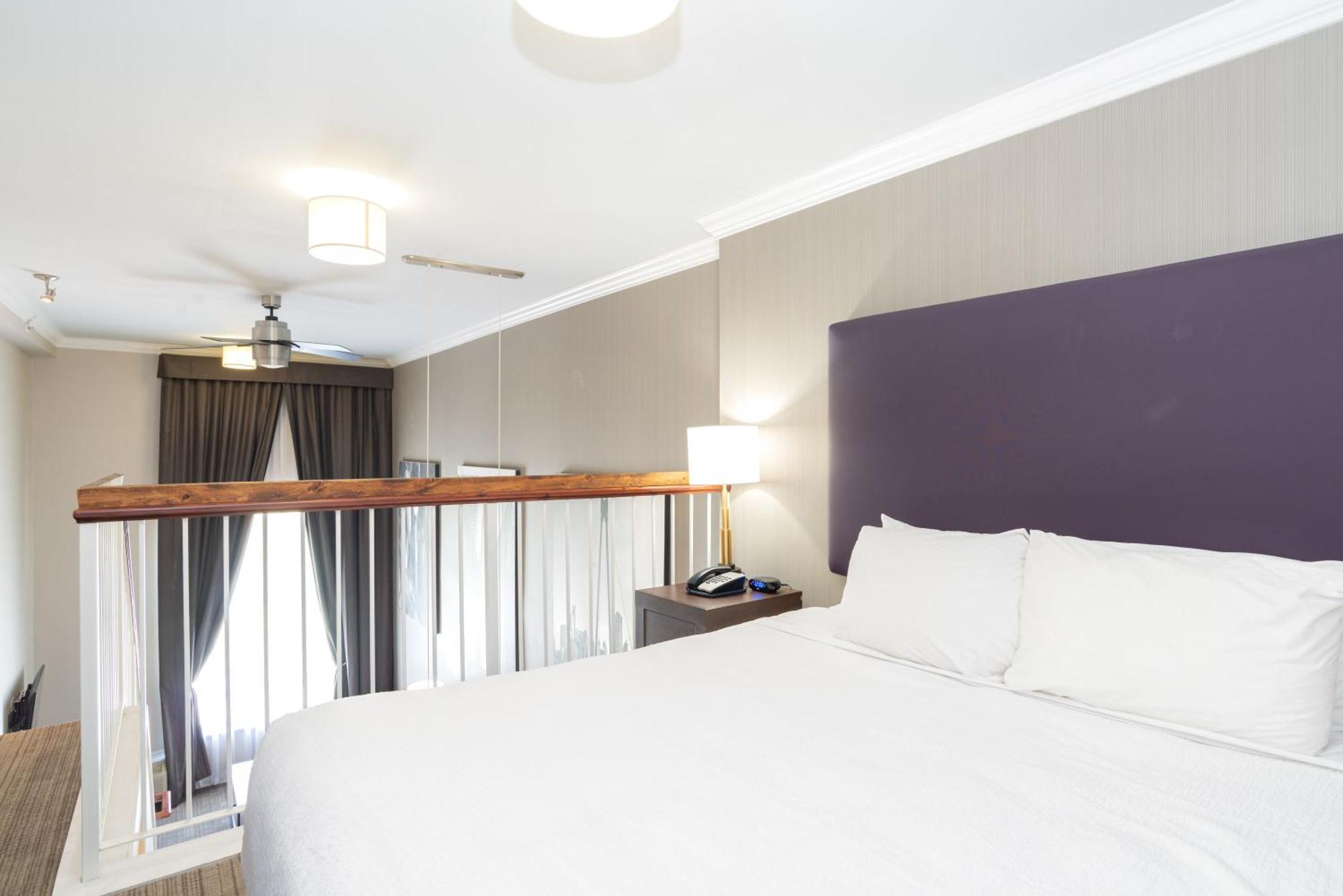 Hotel Sandman Signature Airport &