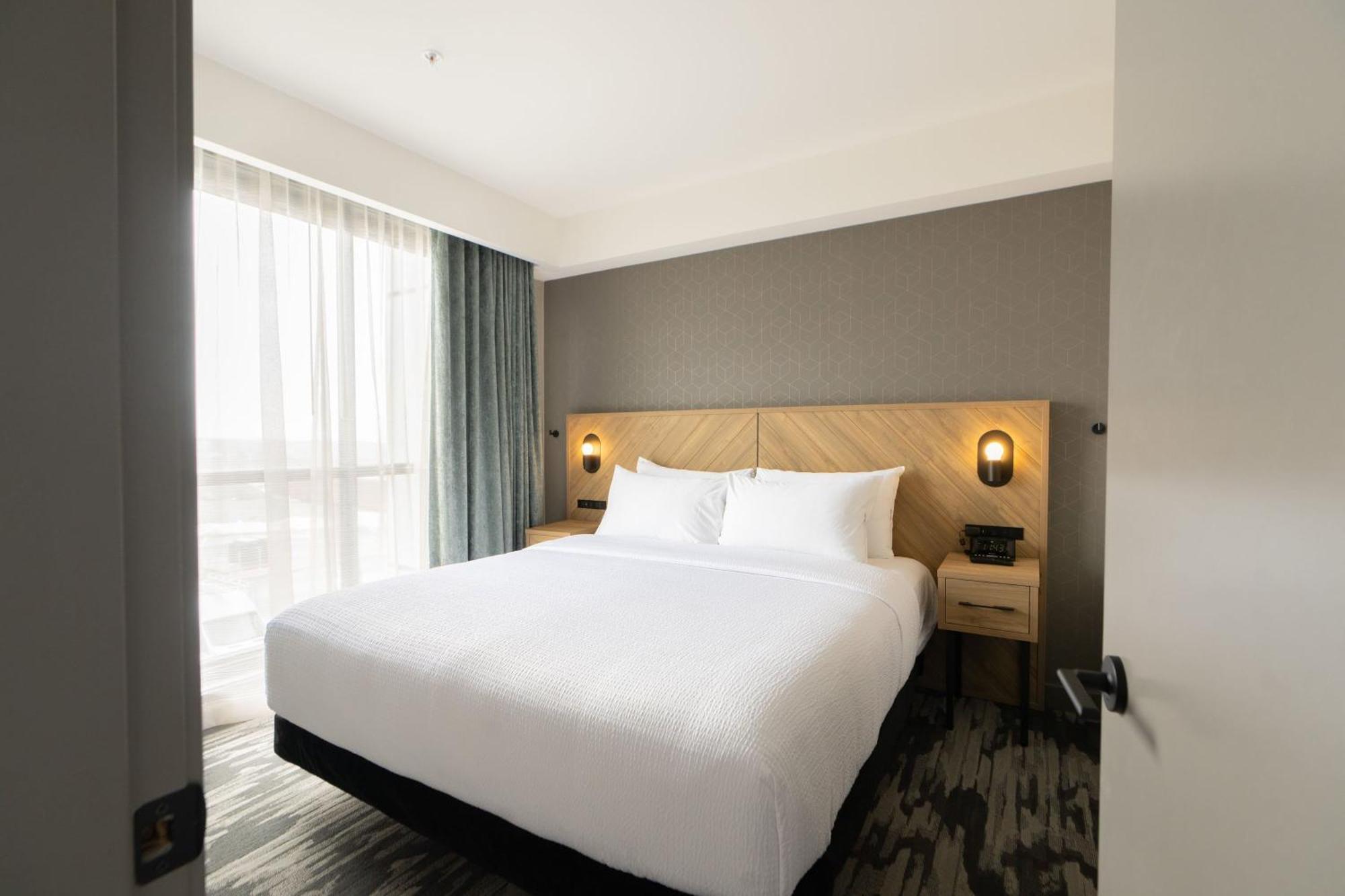 Hotel Sandman Signature Airport &