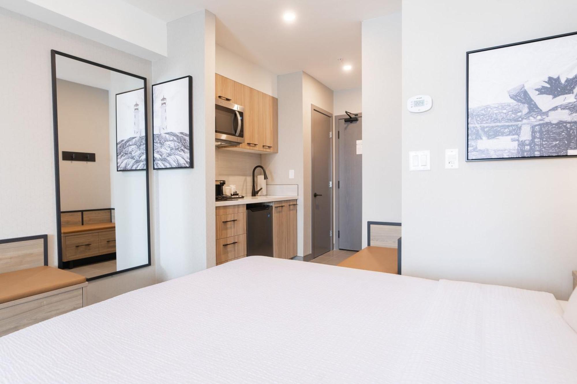 Sandman Signature Airport & Hotel 4*