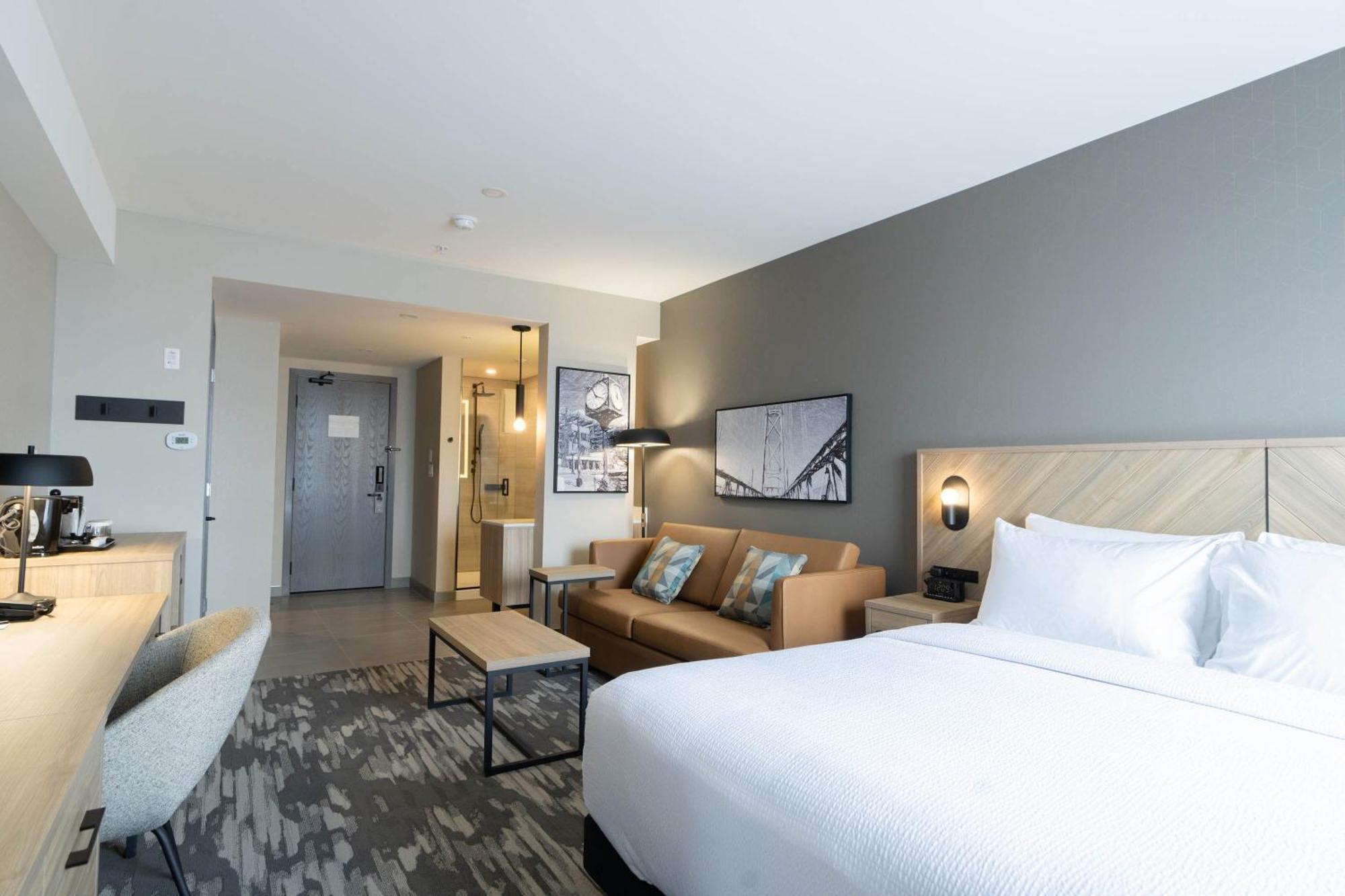 Sandman Signature Airport & 4*