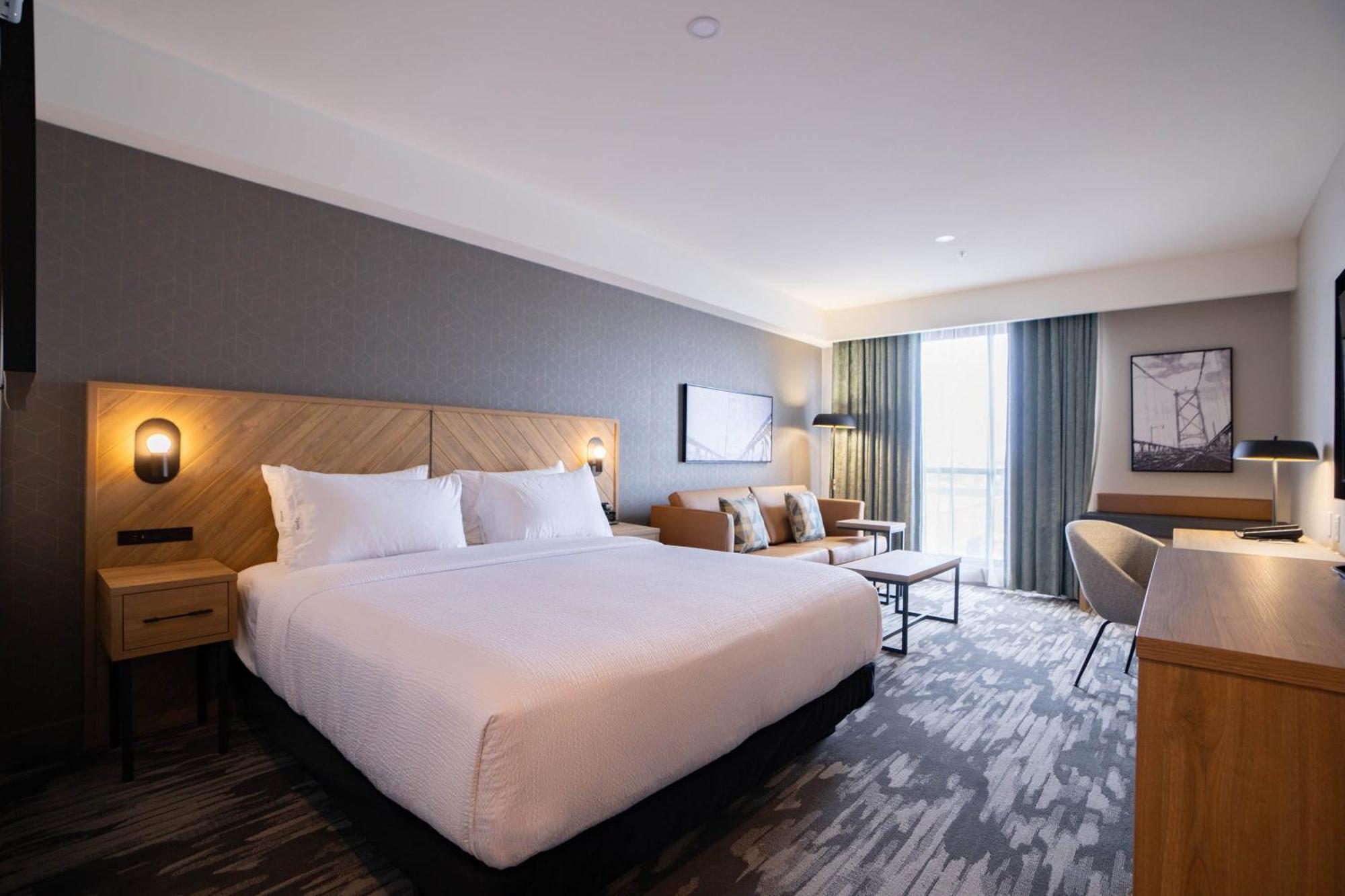 Hotel Sandman Signature Airport &