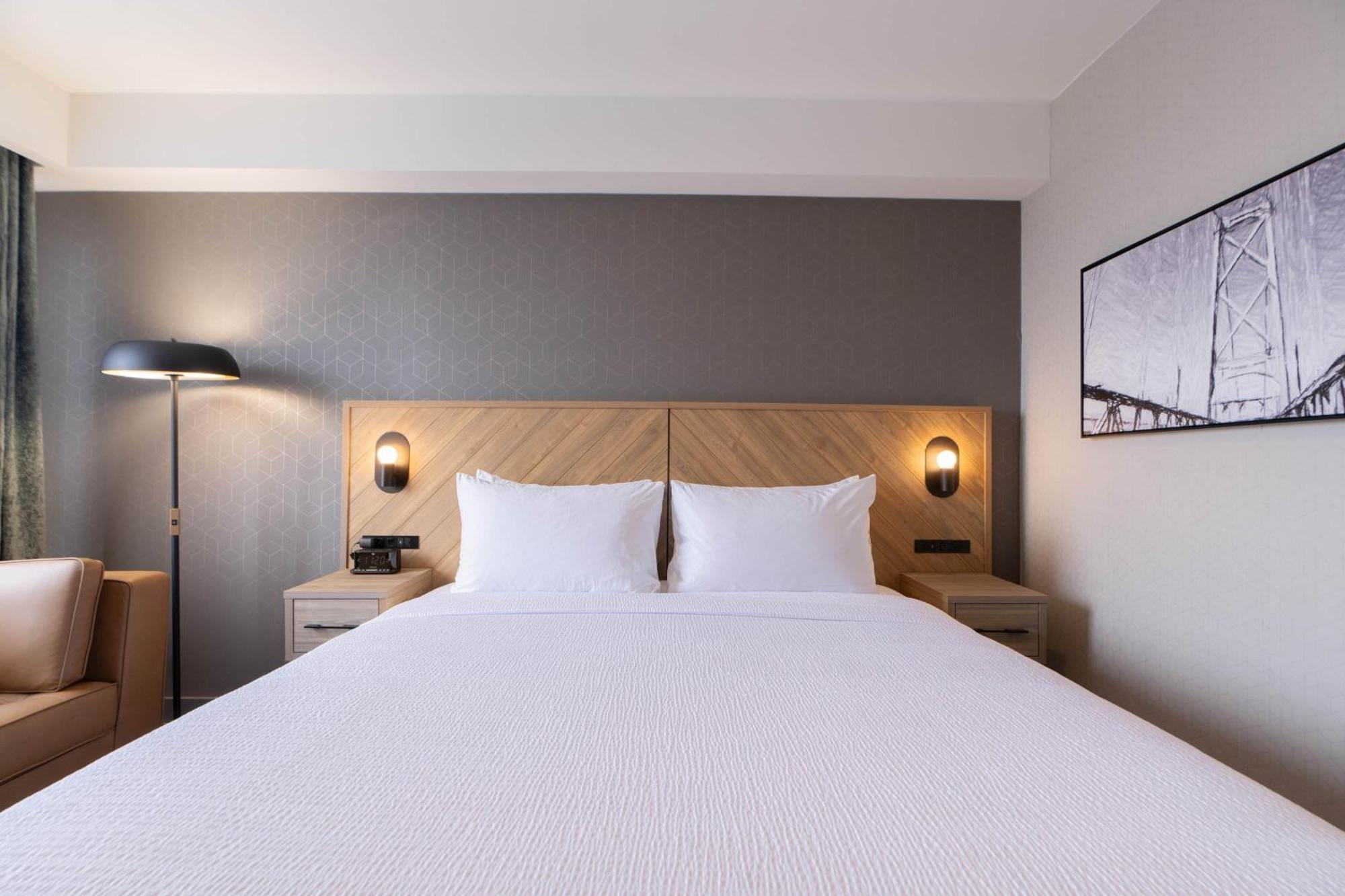 Sandman Signature Airport & Hotel