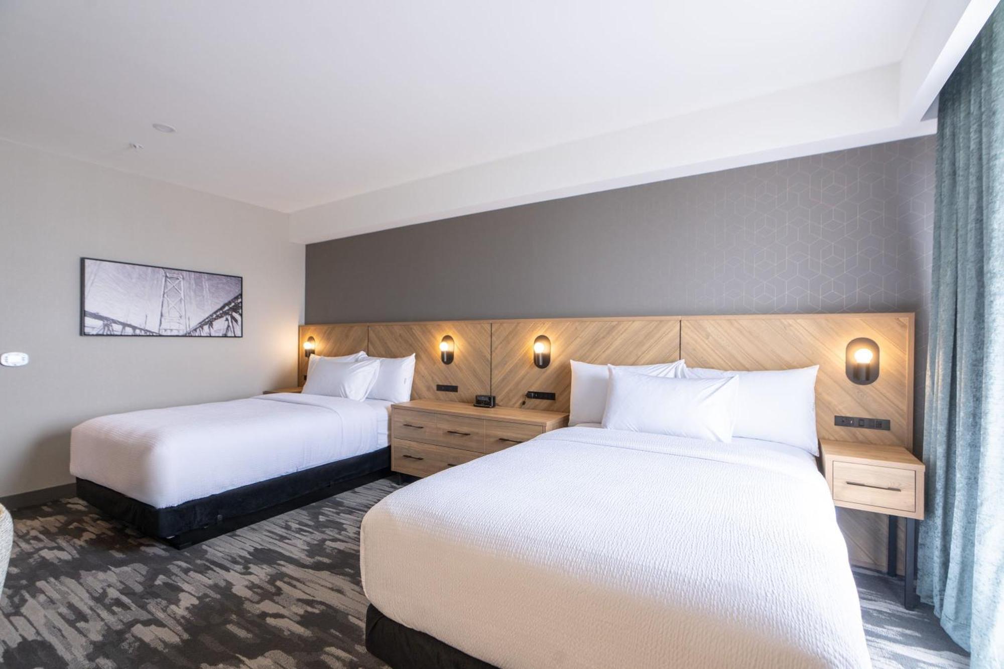 Hotel Sandman Signature Airport &