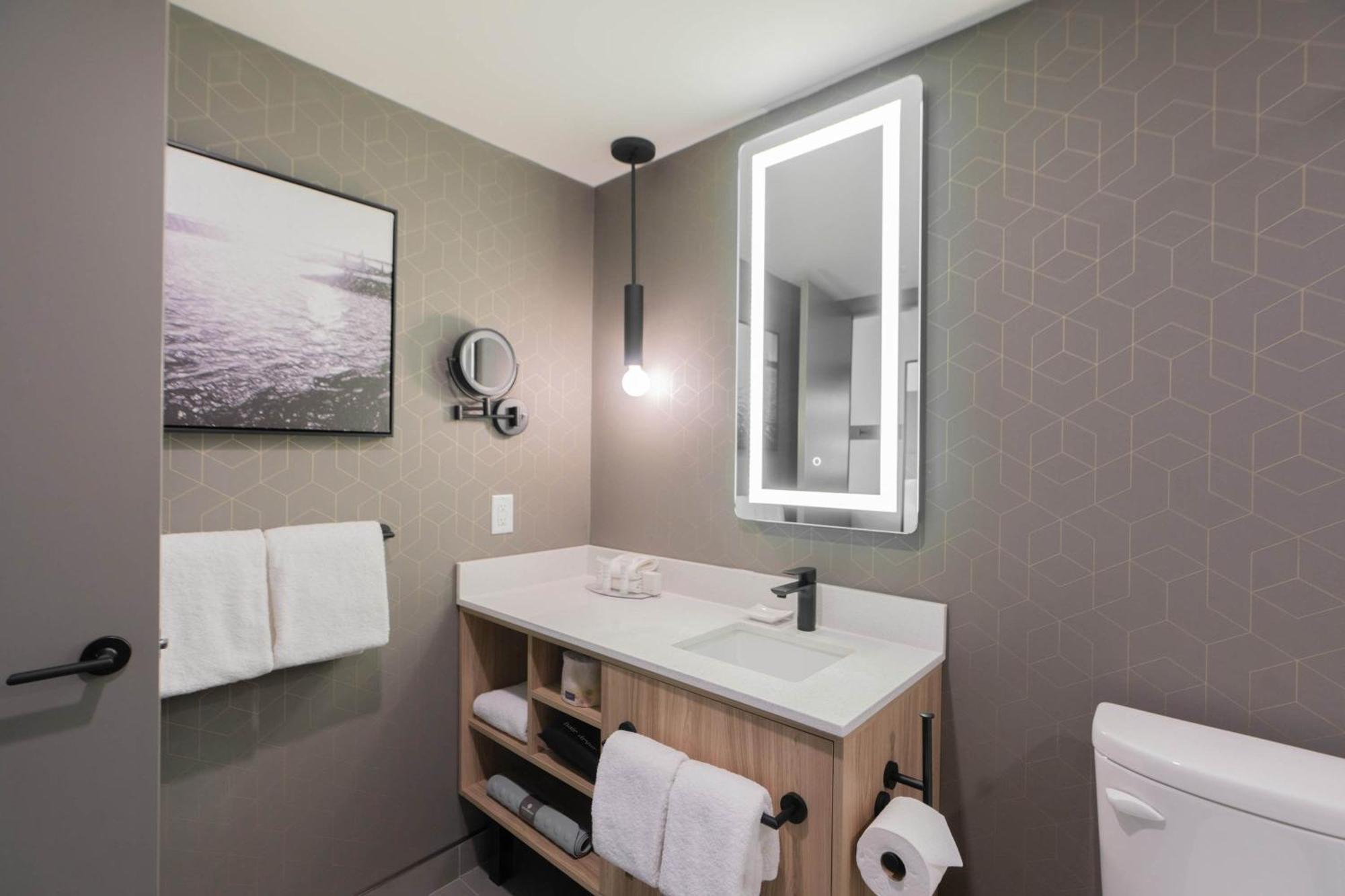 Sandman Signature Airport & Hotel 4*