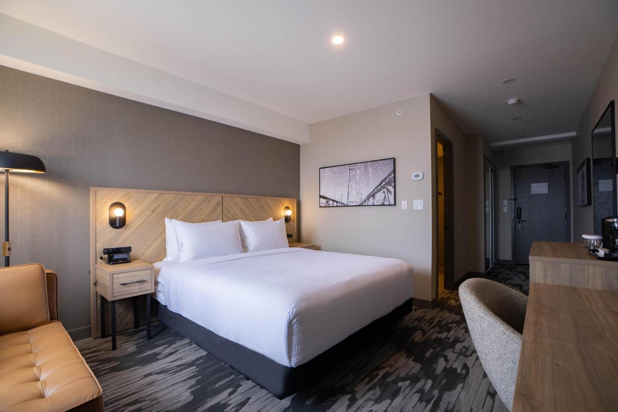 Sandman Signature Airport & 4*