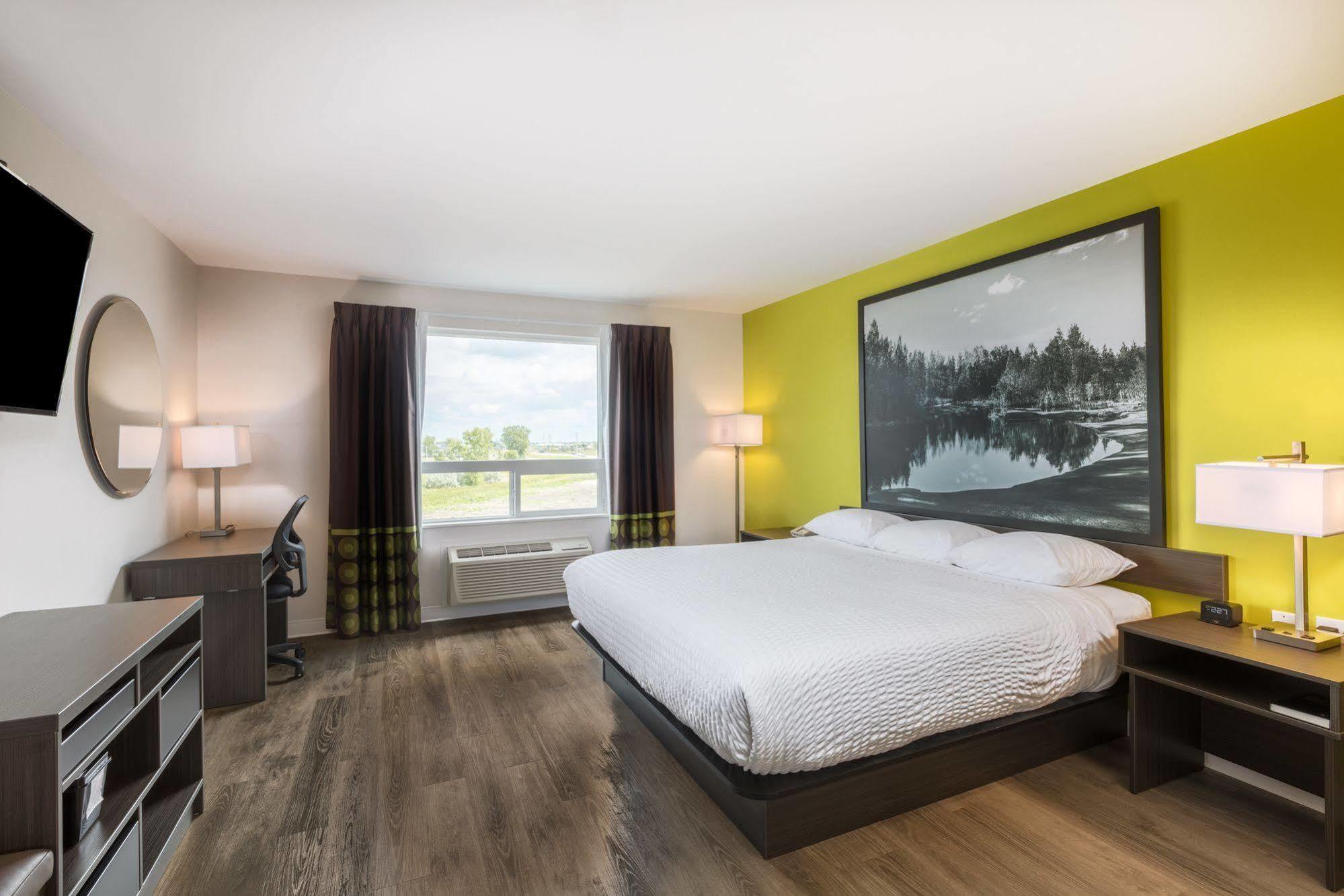 Super 8 By Wyndham East Mb Hotel 3*
