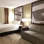 Super 8 By Wyndham Winnipeg West
