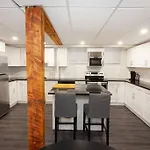 Cozy One Bedroom, Den In Wolseley, Parking Included