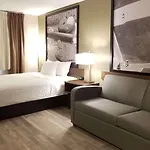 Super 8 By Wyndham Winnipeg West