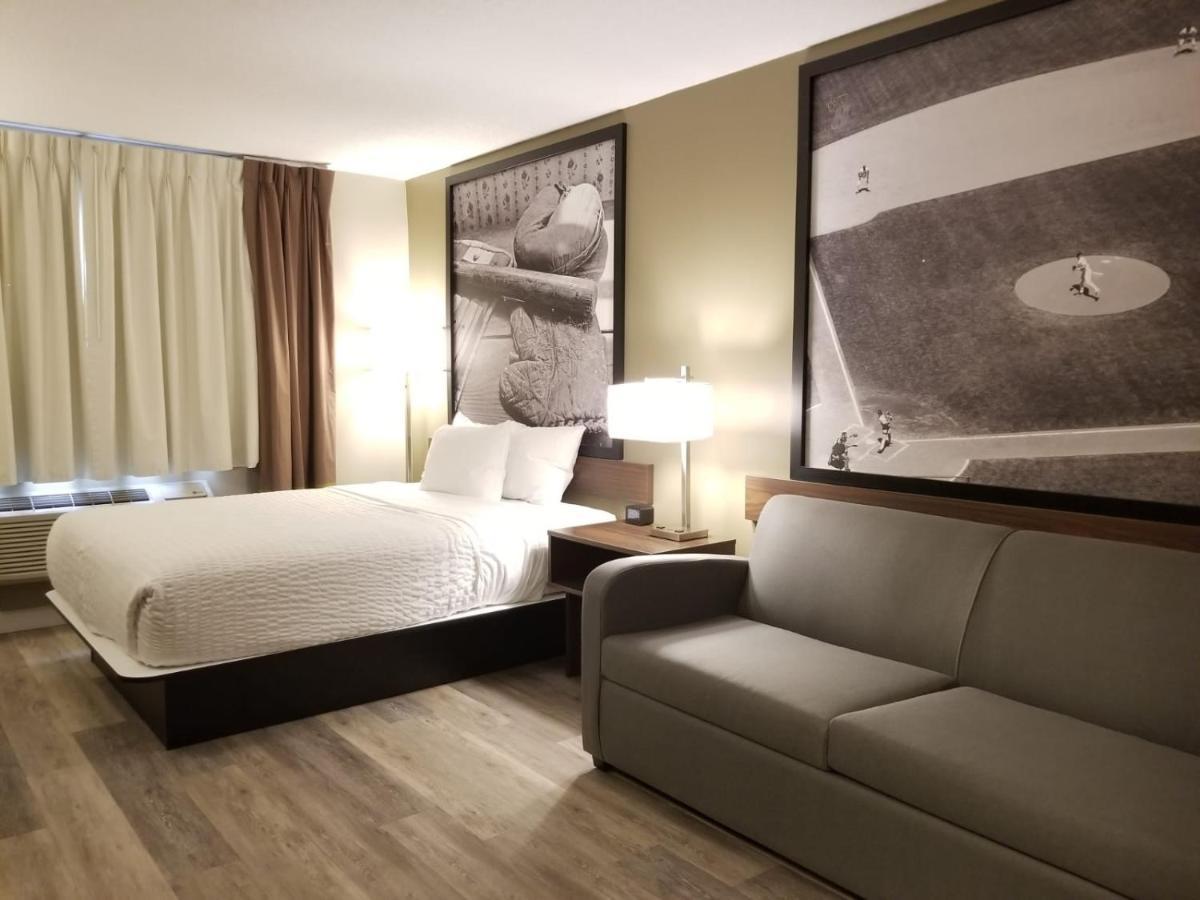Hotel Super 8 By Wyndham West