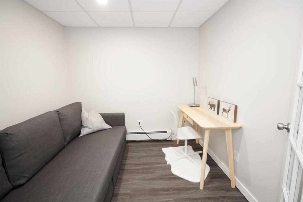 Cozy One Bedroom, Den In Wolseley, Parking Included Apartamento