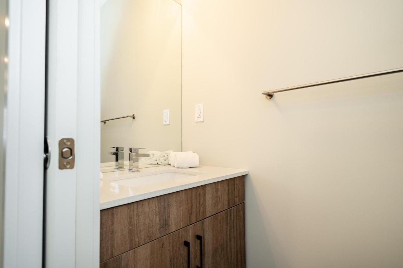 372 Enfield Crescent, 2 *