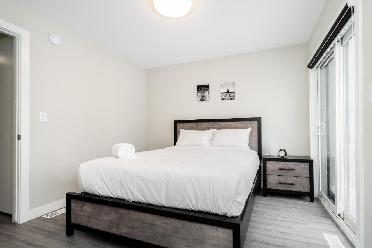 372 Enfield Crescent, 2 *