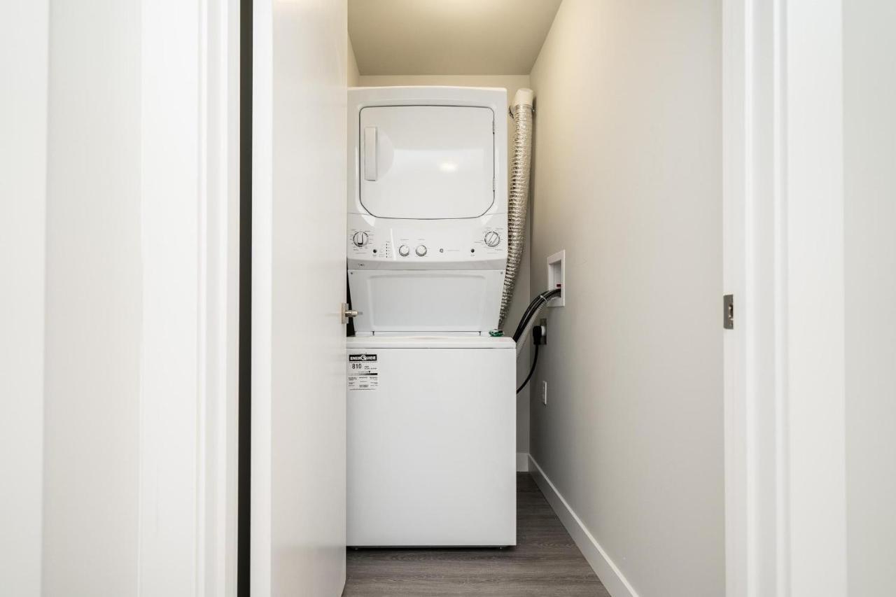 372 Enfield Crescent, 2 *