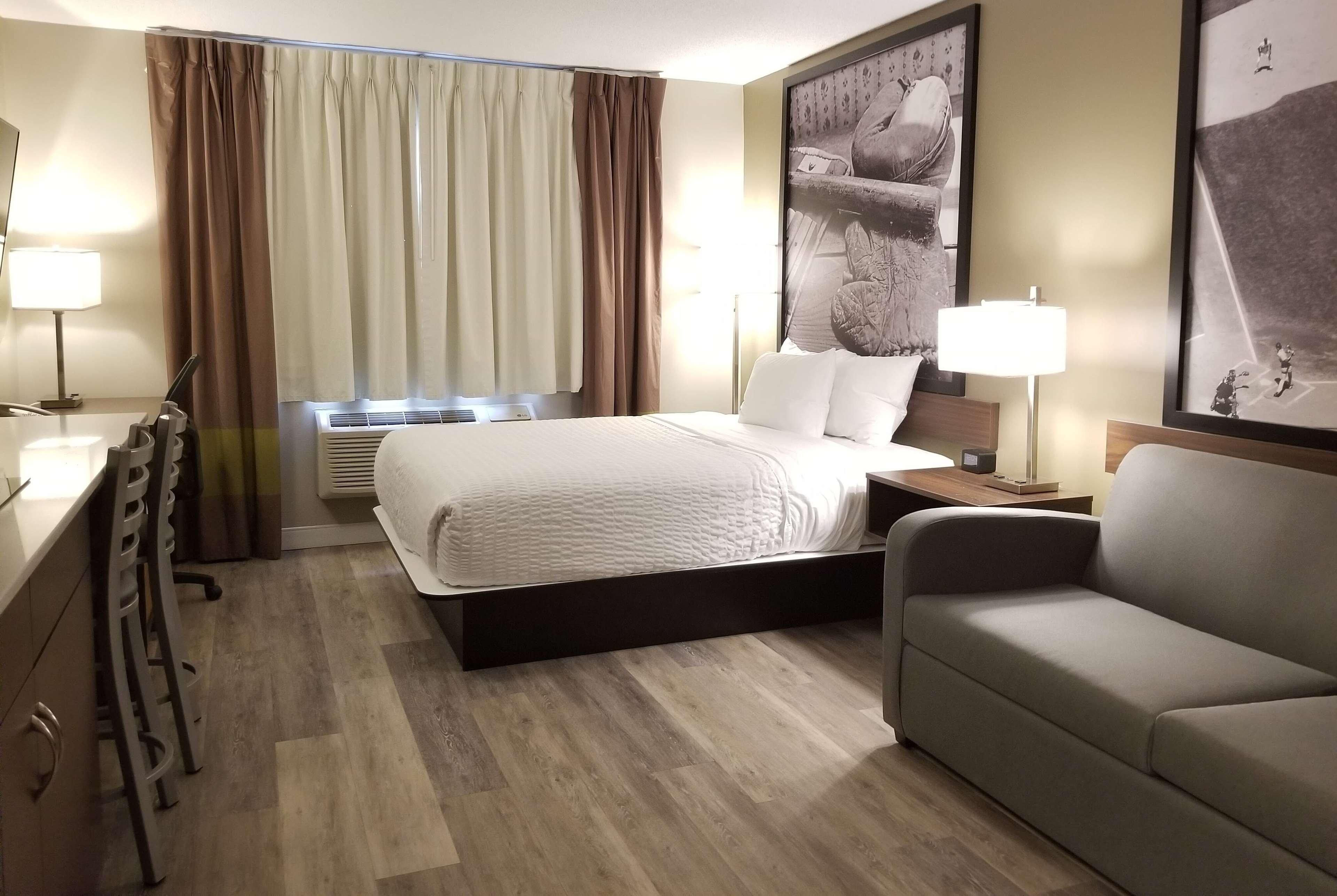 Super 8 By Wyndham West