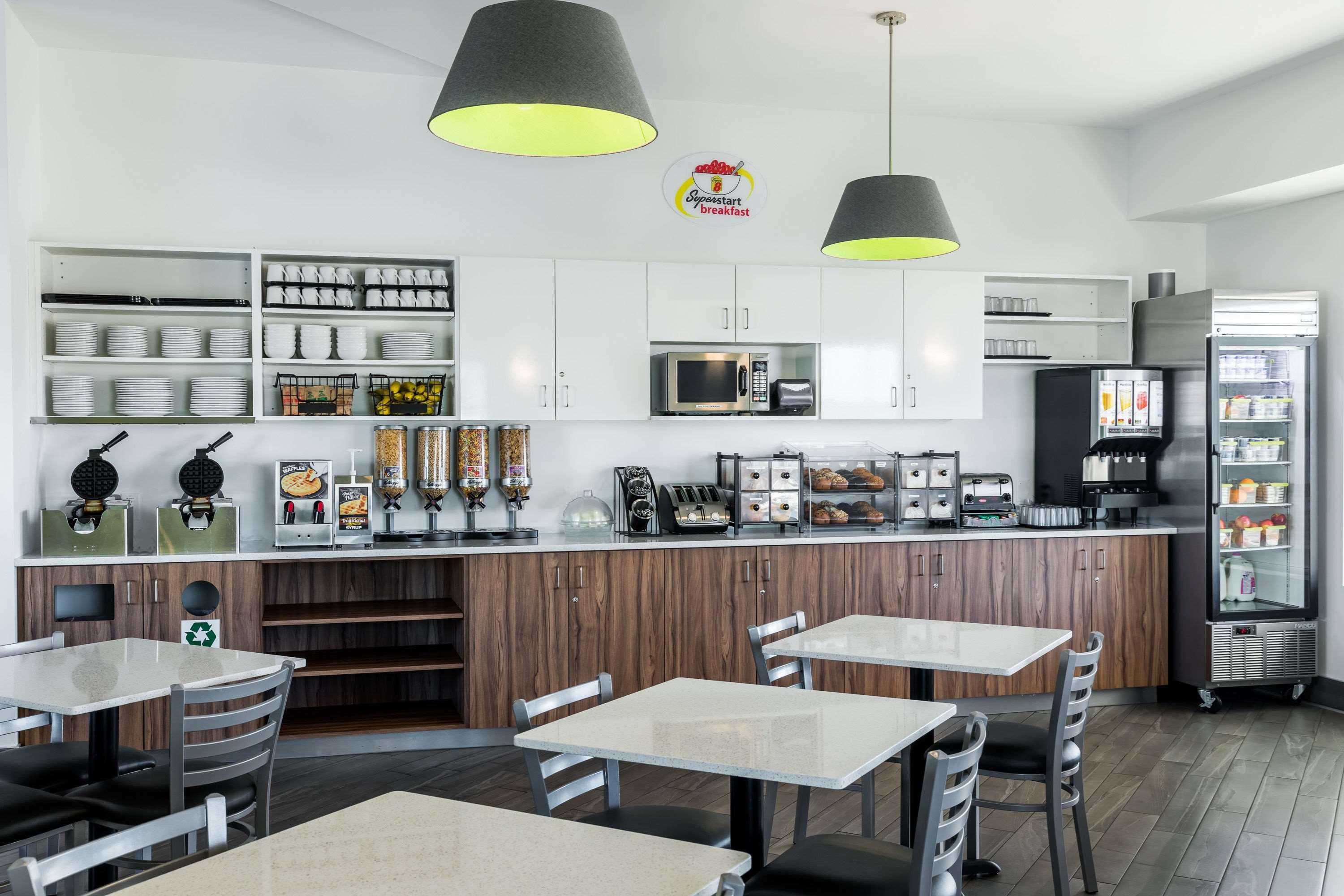 Super 8 By Wyndham West Hotel