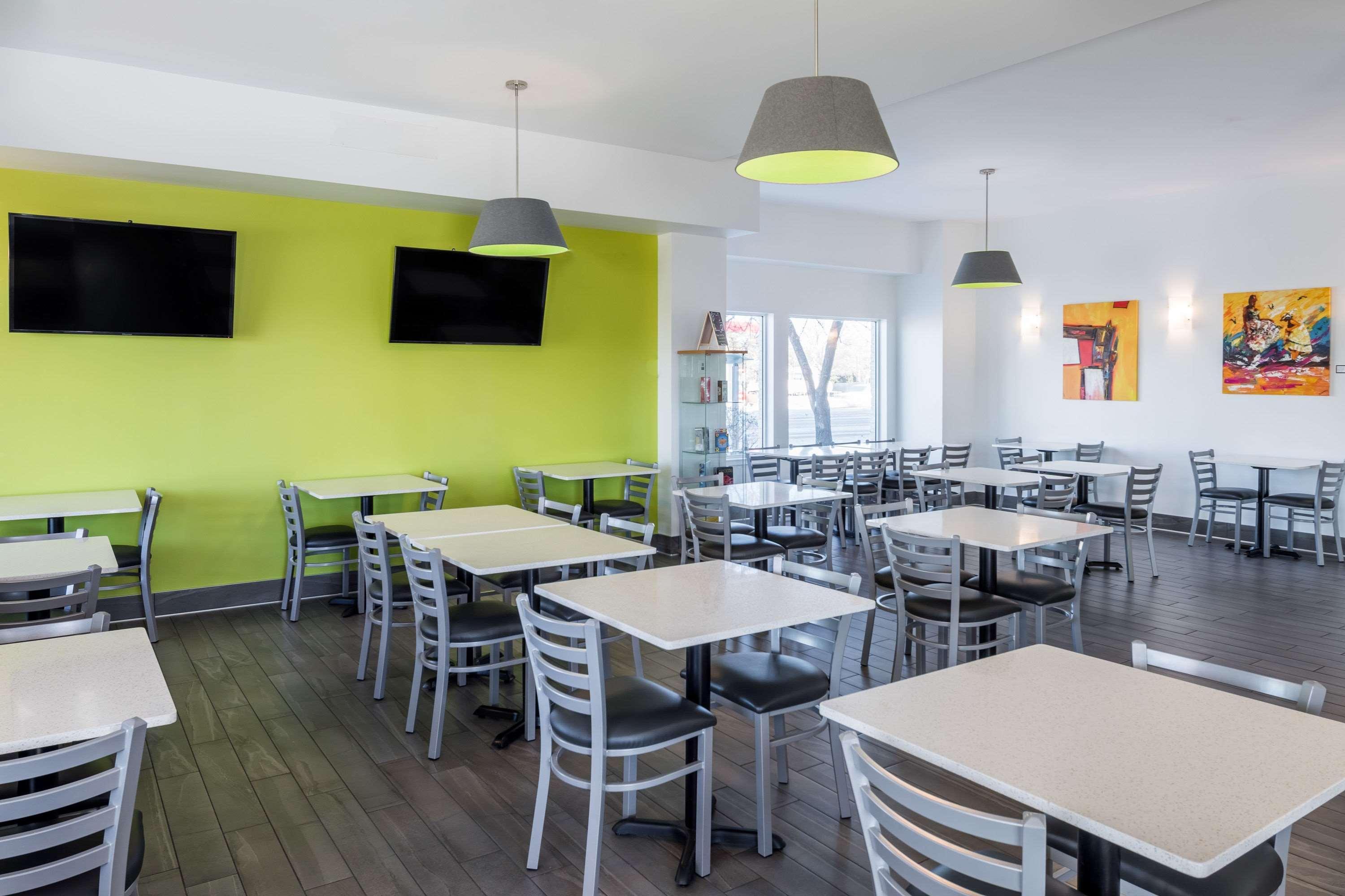 Super 8 By Wyndham West Hotel