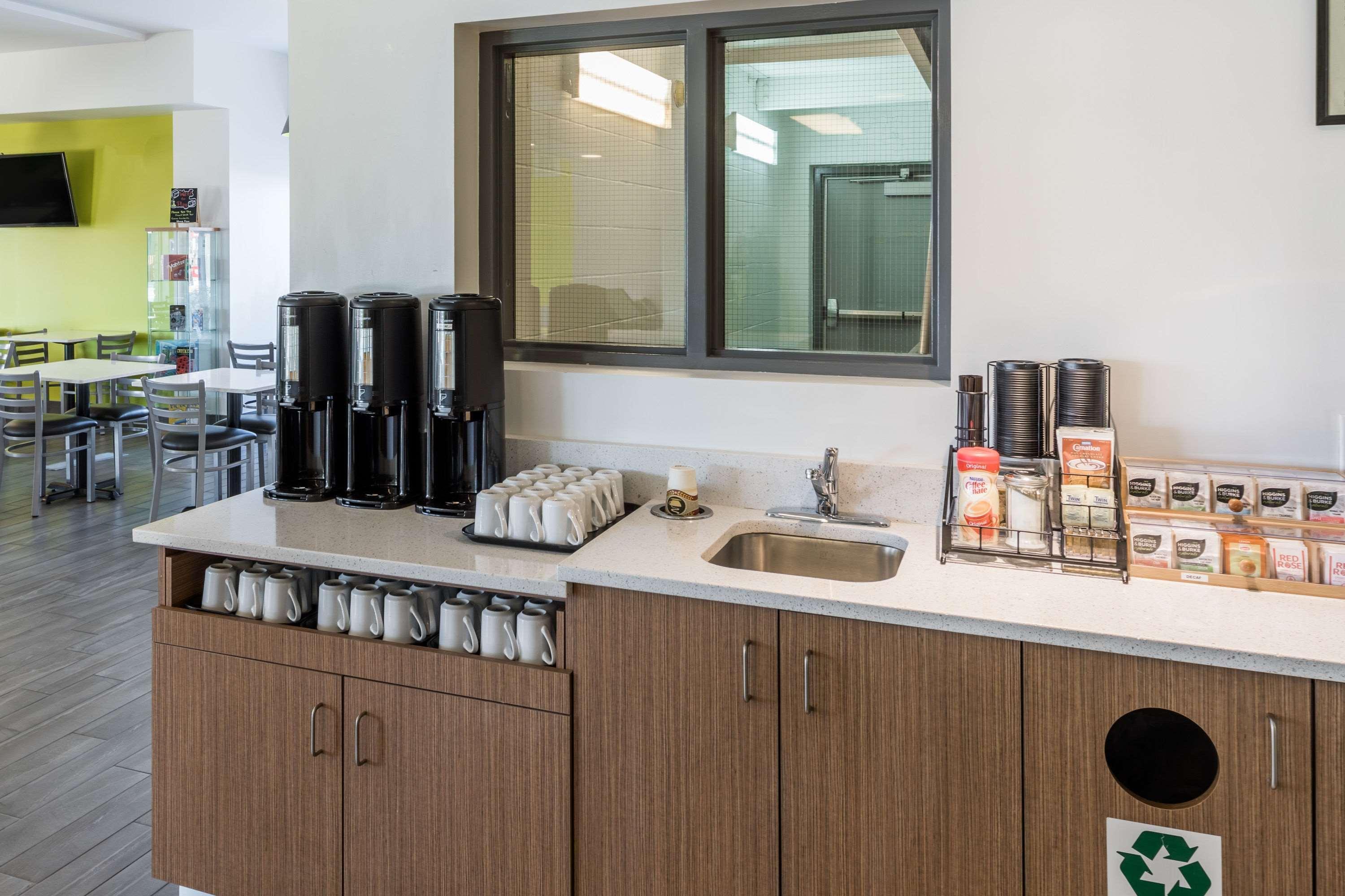 Super 8 By Wyndham West Hotel Winnipeg
