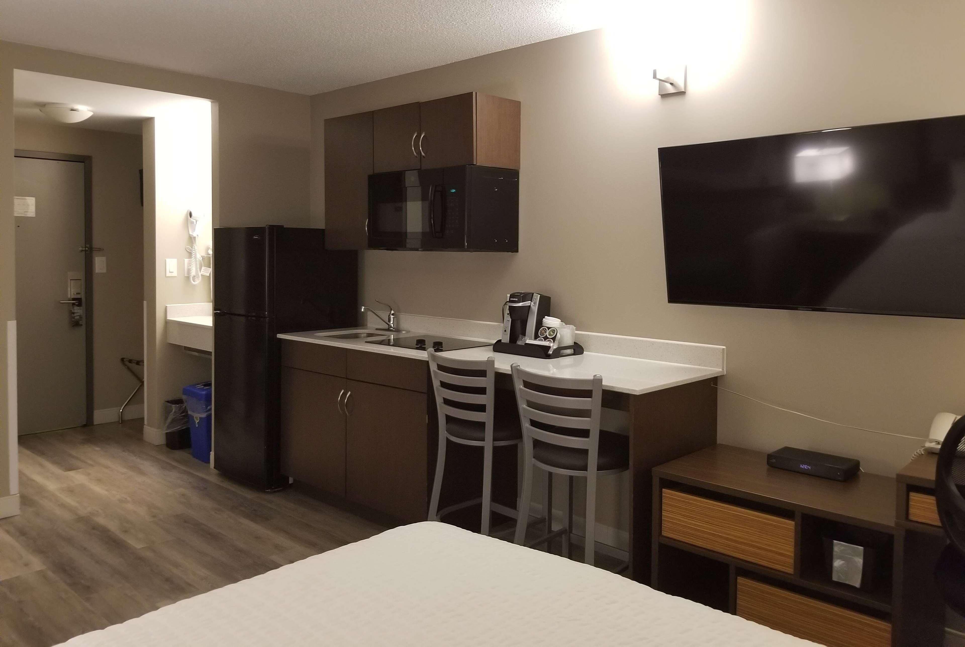 Super 8 By Wyndham West Winnipeg