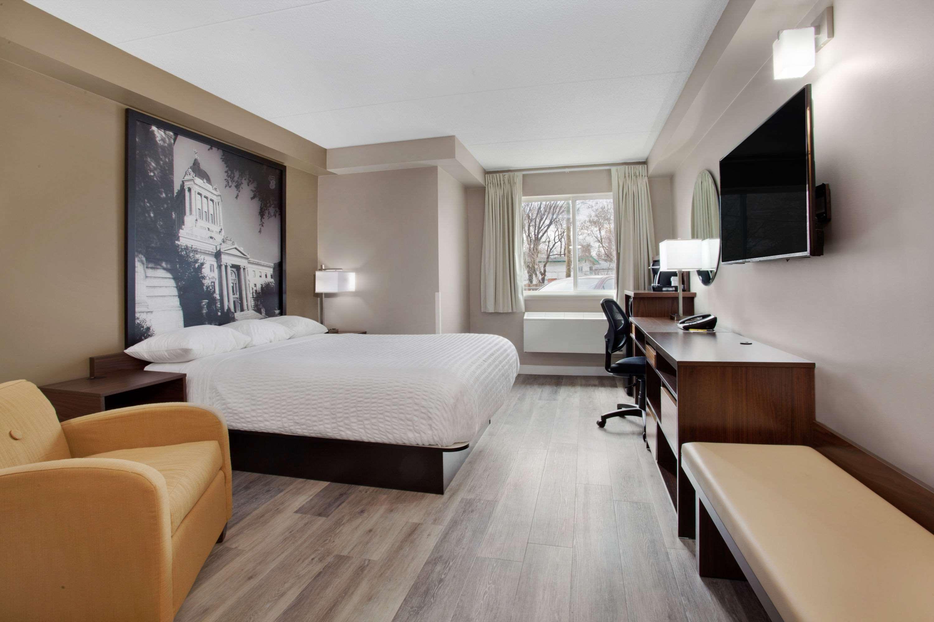 Super 8 By Wyndham West Hotel