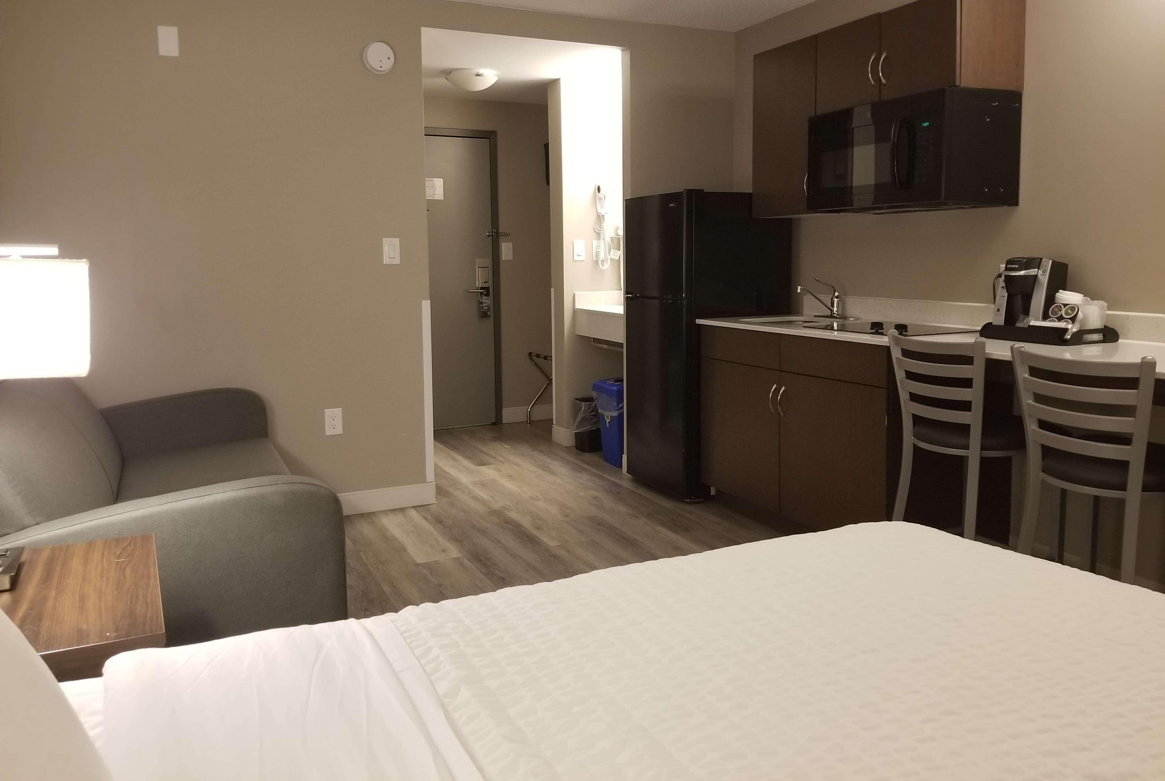 Super 8 By Wyndham West