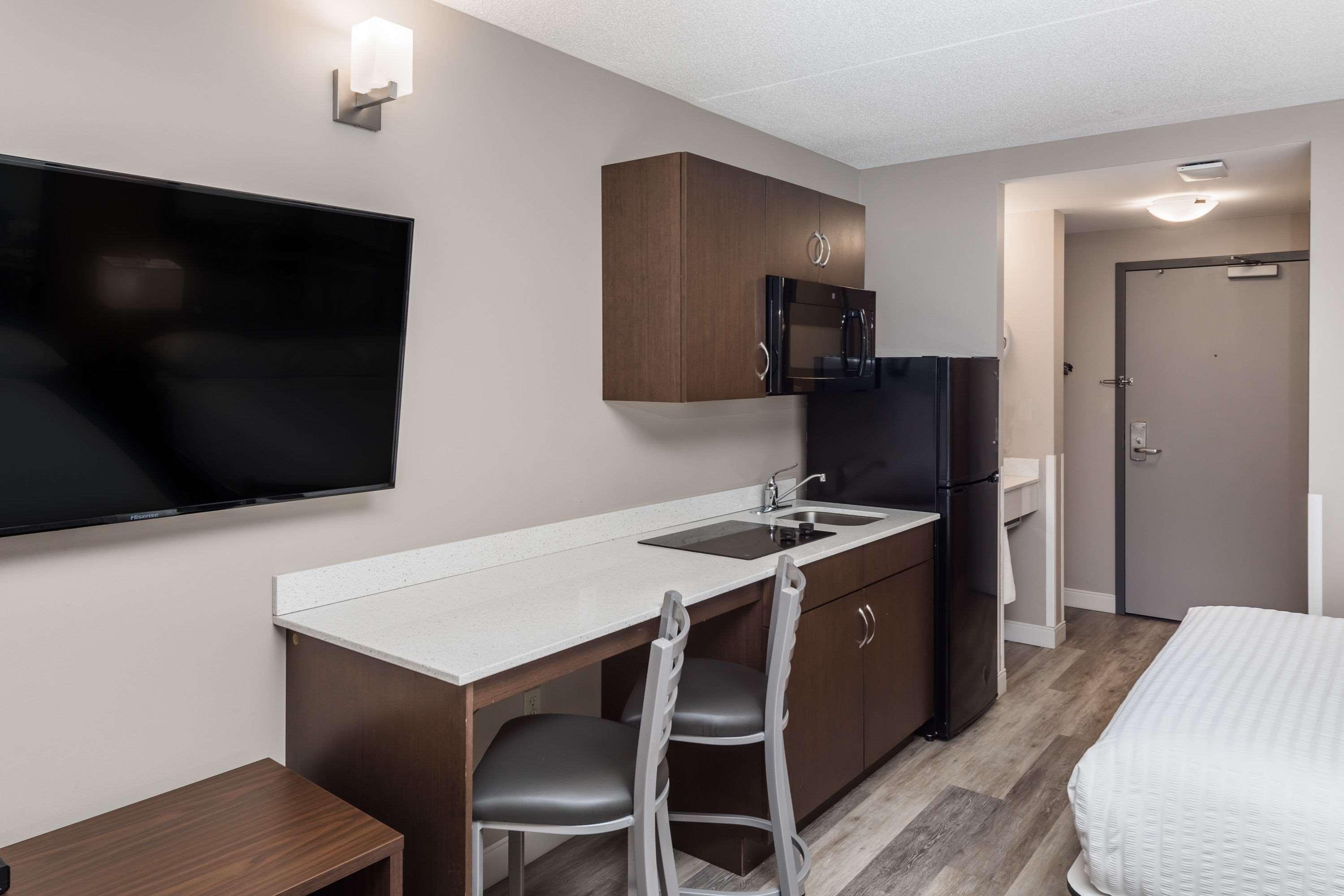 Super 8 By Wyndham West
