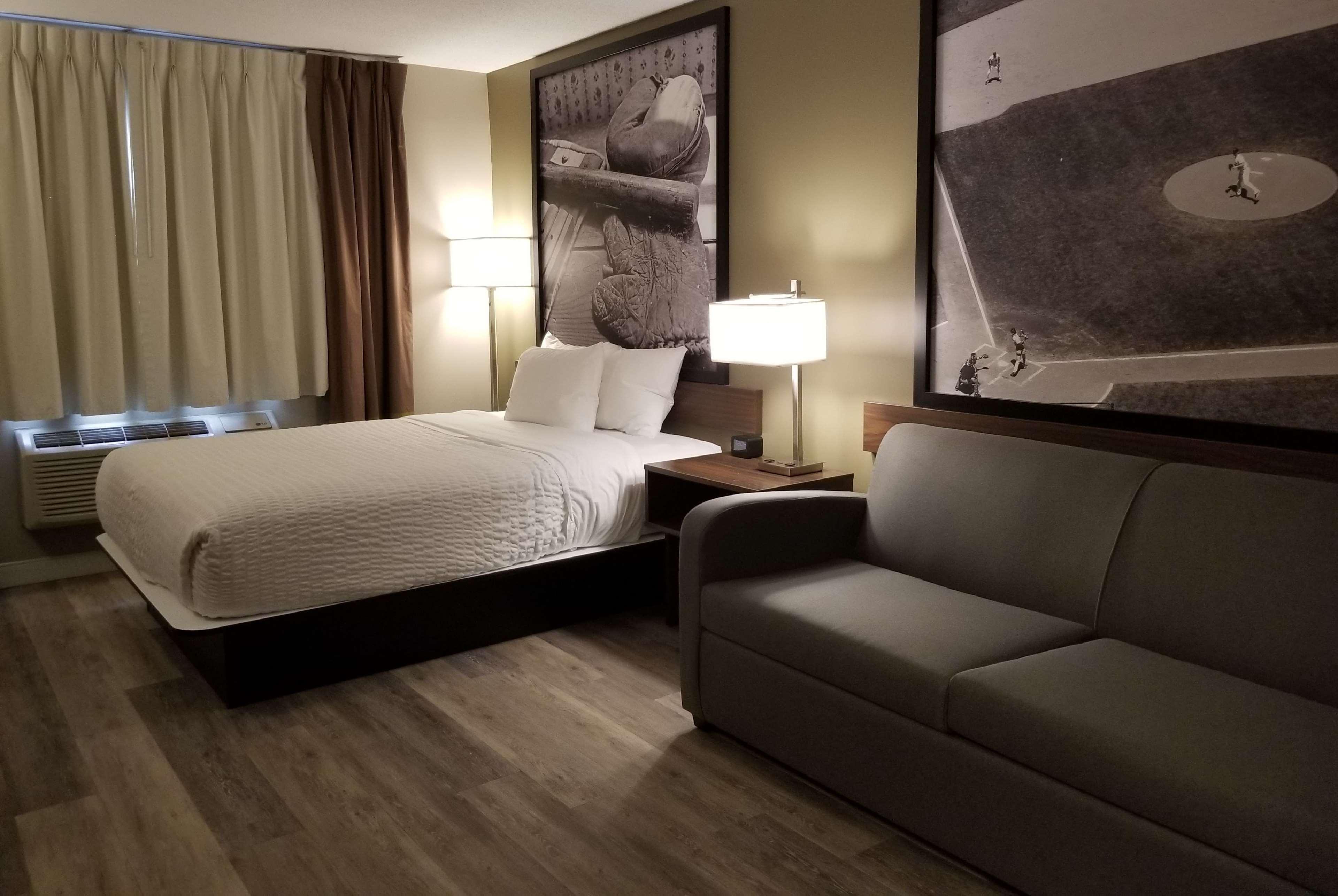 Hotel Super 8 By Wyndham West