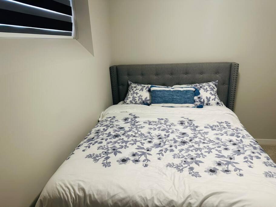 1 Bedroom Modern Basement With Private Entrance *