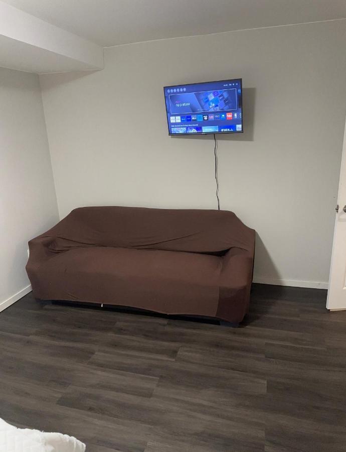 Homestay Comfortable 3 Bed Basement Unit *