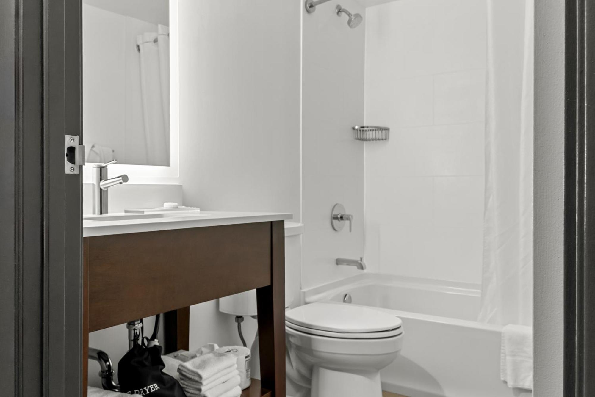 Country & By Radisson, Winnipeg, Mb 3*