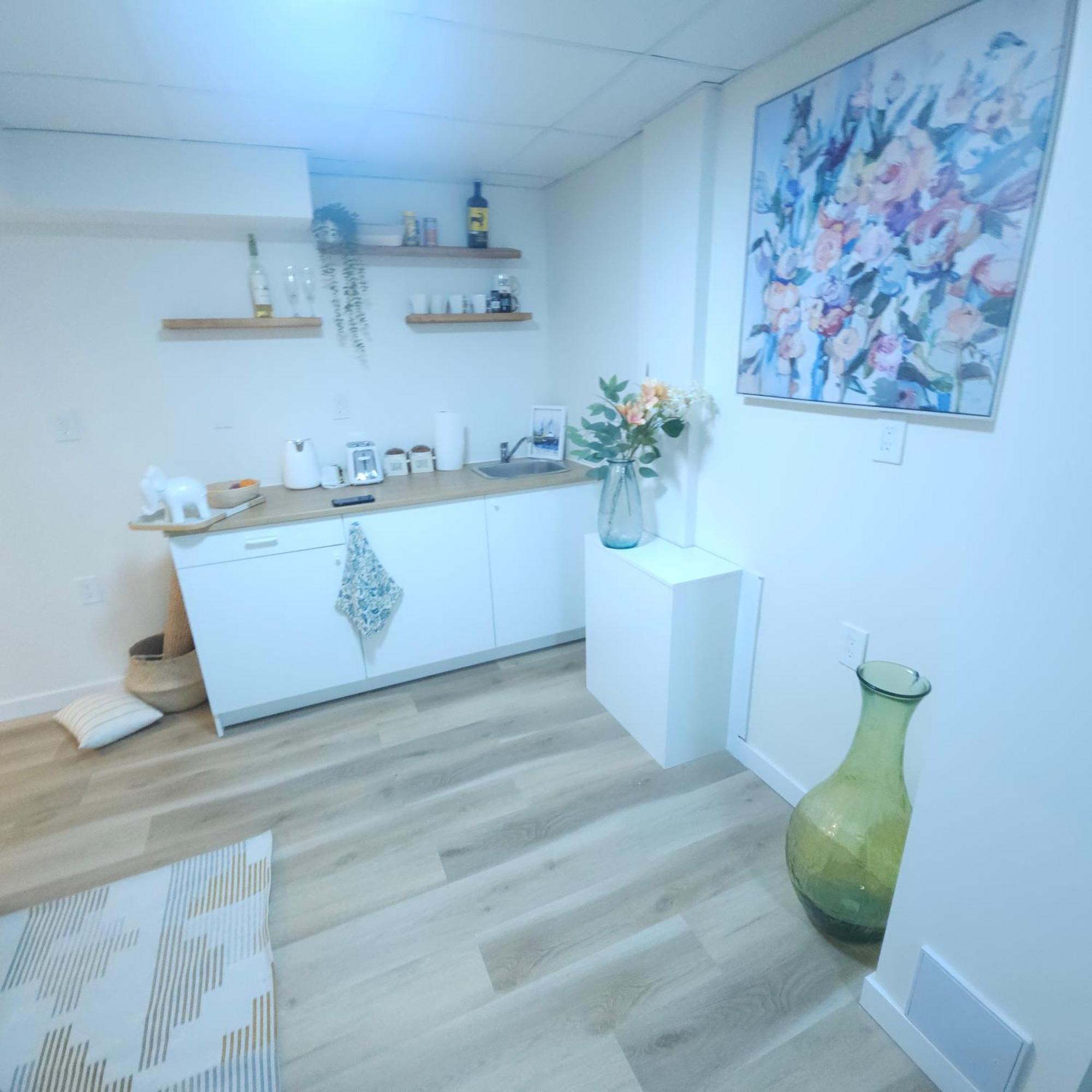 Guest house Cozy Basement Walk To Transit *