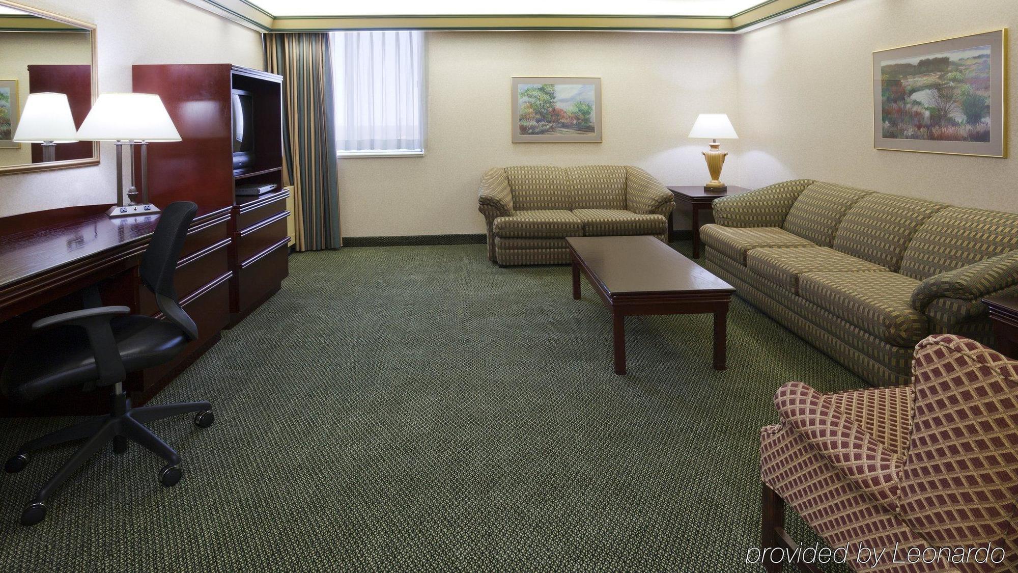 - Airport West By Ihg Hotel 3*