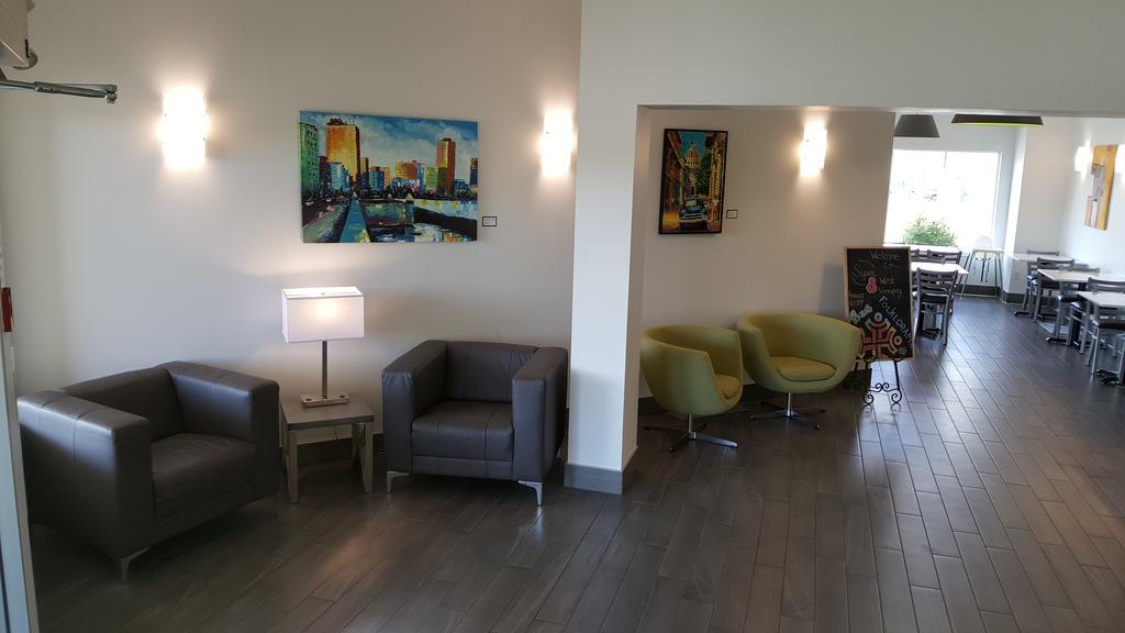 Super 8 By Wyndham West
