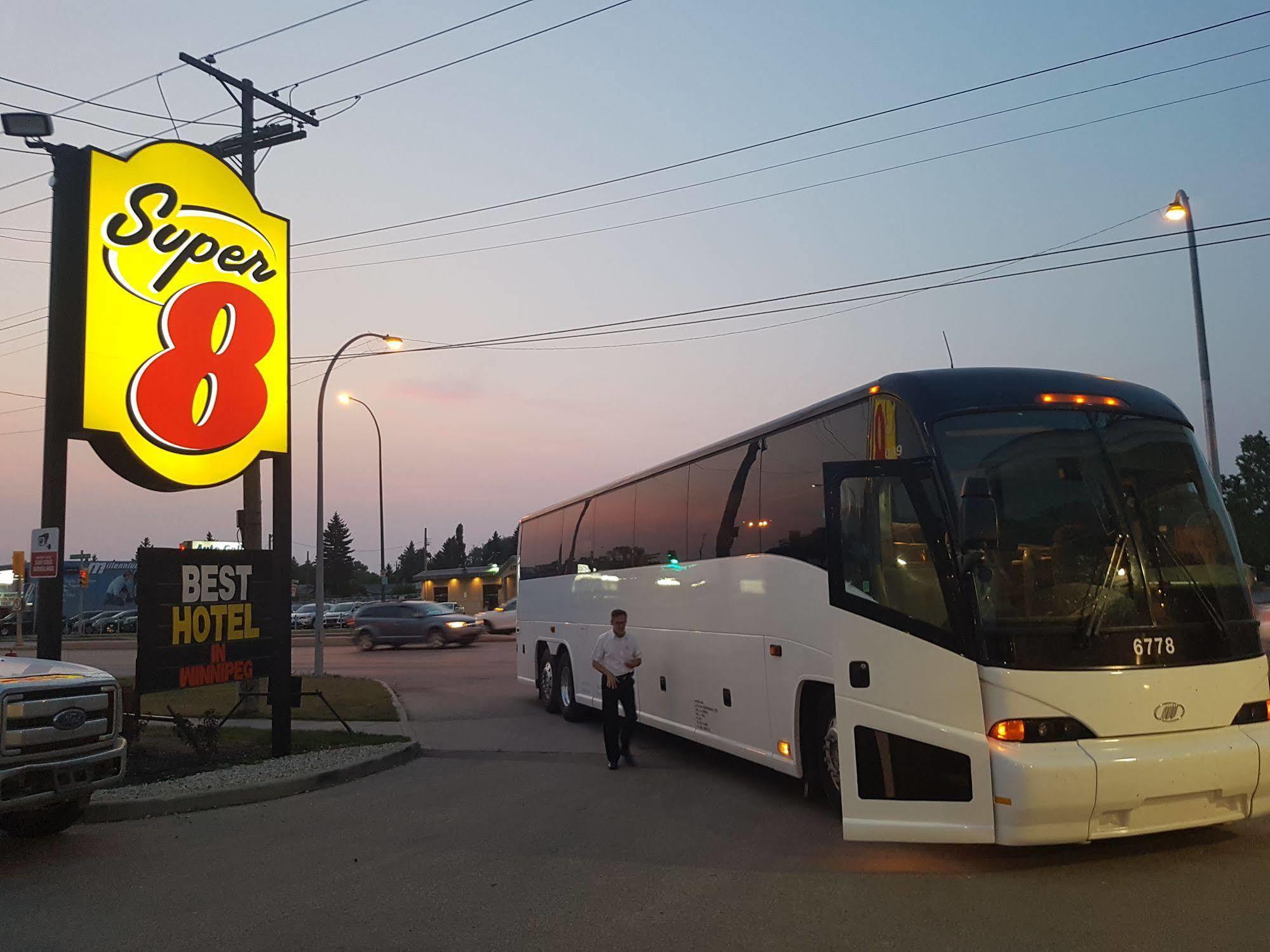Super 8 By Wyndham West