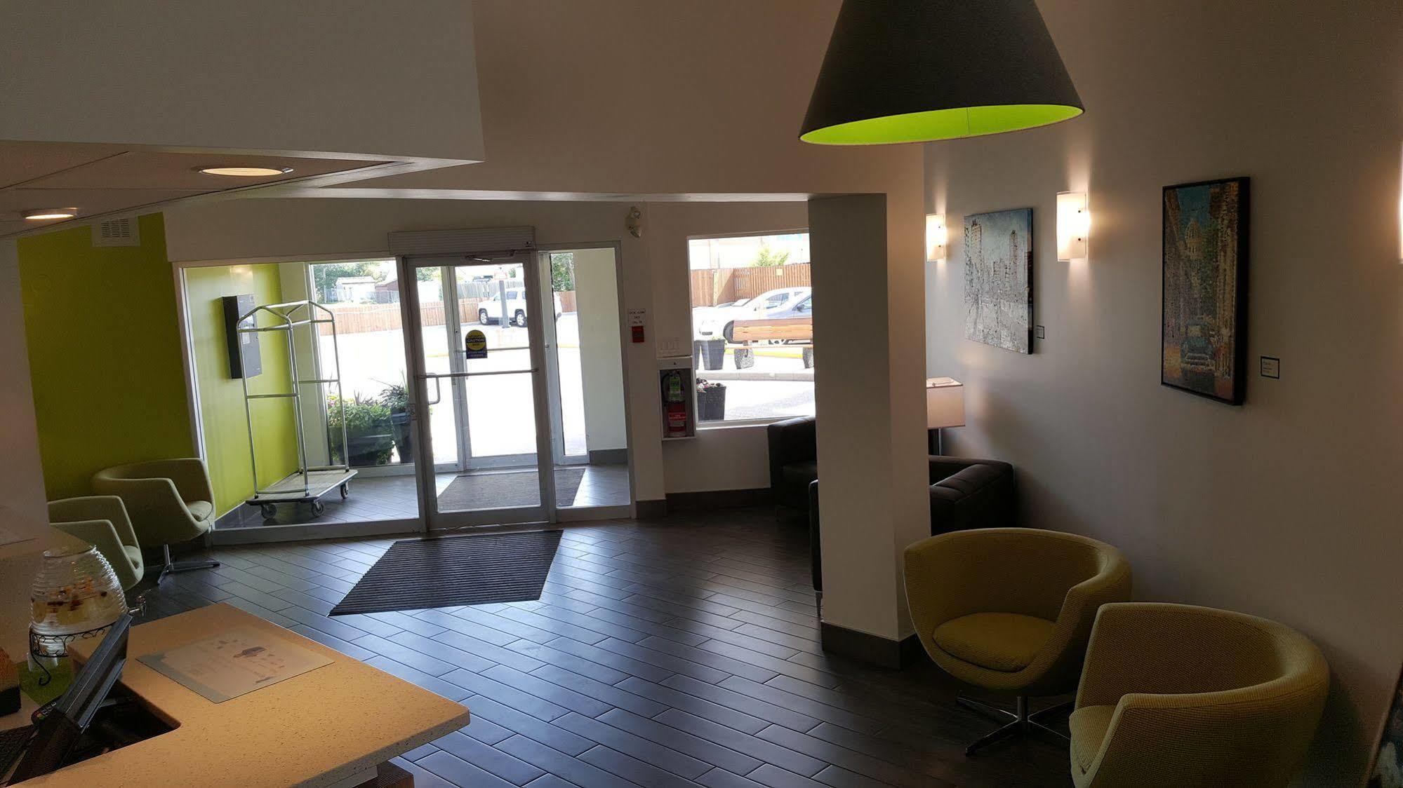 Super 8 By Wyndham West Hotel 3*