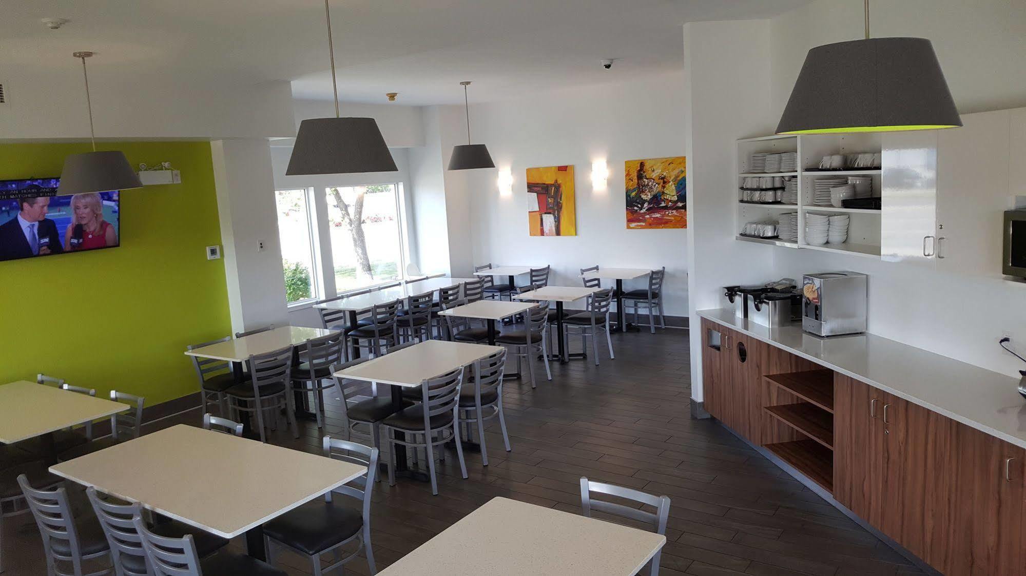 Super 8 By Wyndham West