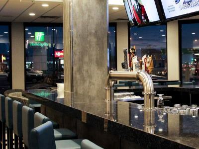 - Airport West By Ihg Hotel Winnipeg