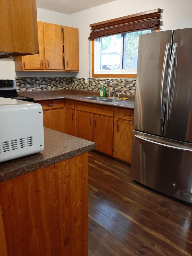 Guest house Transcona Private With Shared *